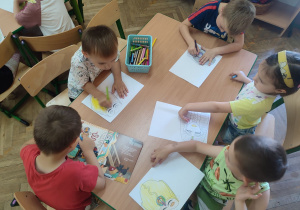 Dzieci malują maski.