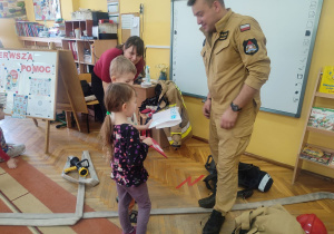 Alicja z Kubą przekazują laurkę panu Kamilowi.