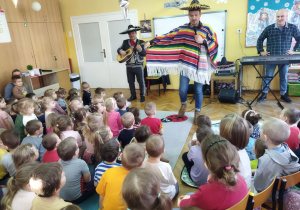 Pan Feliks prezentuje zimowy strój el mariachi.