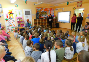 Pani Halinka powitala wszystkie dzieci i zaprosiła do obejrzenia legendy ,,O Lechu, Czechu i Rusie".