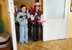 Gabrysia i Zuzia przygotowują się do występu.
