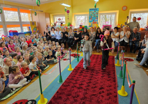 Gabrysia i Zuzia prezentują strój sportowy.