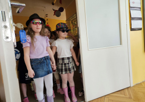 Hania i Laura przygotowują się do występu.