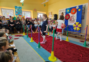 Karolinka i Sara w stroju piłkarskim.