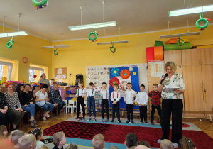 Pani Ania prowadzi quiz dla dzieci
