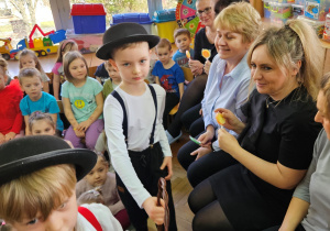 Nikoś i Tymuś częstują dziewczynki i panie lizakami