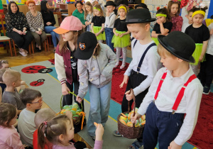 Gabrysia i Zuzia oraz Tymuś i Nikoś częstują dzieci lizakami