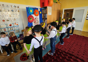 Dzieci podczas tańca trzymają się za ręce