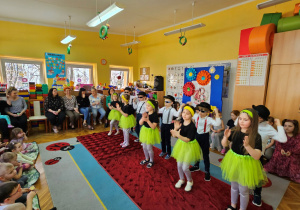 Dziewczynki klaszczą