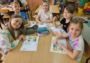 Dzieci rysują jak dbają o najbliższe otoczenie