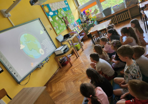 Dzieci z grupy "Biedronek" oglądają film edukacyjny jak dbać o naszą planetę