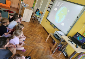Dzieci z grupy "Biedronek" dowiedziały się co otacza planetę Ziemię