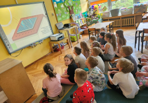 Dzieci z grupy "Biedronek" oglądają film edukacyjny jak ważne jest oszczędzanie poprzez panele fotowoltaiczne