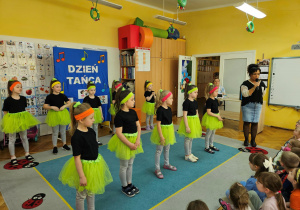 Pani Kamilka wita przedszkolaków i zaprasza na występ zespołu tanecznego.