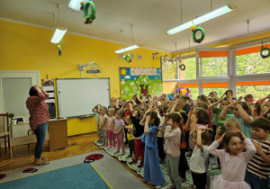 Pani Halinka prowadzi zabawę ruchową z przedszkolakami