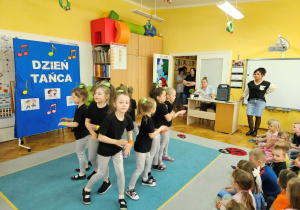 Dziewczynki z koła tanecznego zaczynają tańczyć taniec do utworu "APT".