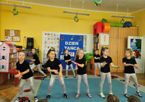 Dziewczynki z koła tanecznego wykonują układ choreograficzny do piosenki