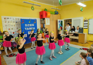 Dziewczynki z koła tanecznego prezentują taniec do utworu "Toca toca"