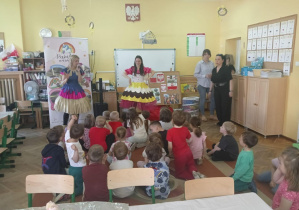Pani Patrycja i Julia witają się z dziećmi.