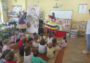 Dzieci odgadują słowa widziane na obrazkach