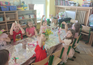 Dzieci prezentują wykonane przez siebie zakładki.
