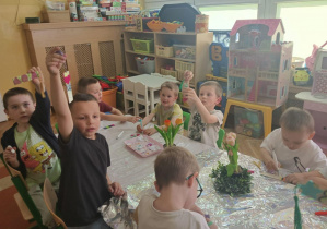 Chłopcy pokazują swoje zakładki do książki