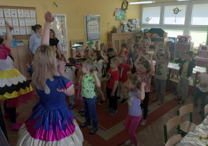 Przedszkolaki tańczą przy muzyce.