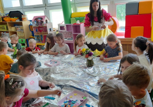 Dzieci podczas pracy korzystają z przygotowanych naklejek i rysują pisakami pomysłowe wzorki.