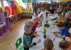 Przy udekorowanych kwiatami stołach powstają małe arcydzieła.