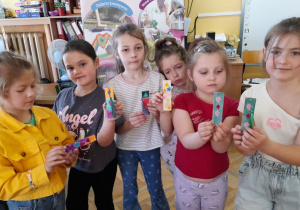 Oliwia, Lena, Zuzia, Sara, Laura i Hania z grupy Biedronek prezentują wykonane przez siebie zakładki.