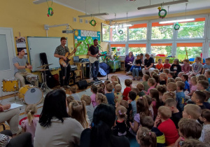Wspaniałe trio gra muzykę Beatlesów.