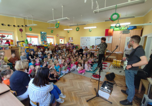 Pan Feliks wyjaśnia dzieciom skąd wziął się rock’n’roll.