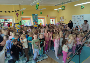 Muzyka rock’n’rollowa sprawiła dzieciom dużo radości.