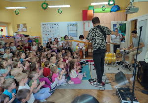 Pan Feliks gra na gitarze basowej, pan Kacper na perkusji.