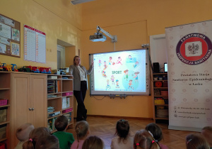 Pani Patrycja wyjaśnia jak ważne dla zdrowia jest podejmowanie różnych aktywności ruchowych.