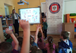 Leon zastanawia się jak pokazać swoją aktywność ruchową.