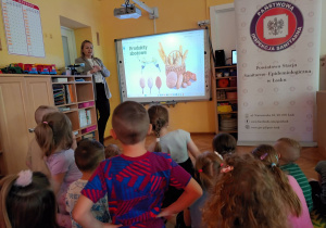 Pani Patrycja pokazuje produkty zbożowe.