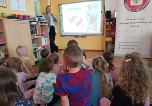 Dzieci oglądają produkty, które są źródłem białka.