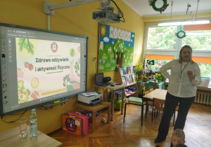Pani Patrycja wyjaśnia dzieciom pojęcie „ Zdrowe odżywianie a aktywność fizyczna".