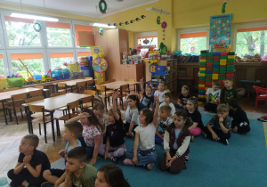 Dzieci z grupy "Biedronek" licznie zgłaszają się do odpowiedzi.