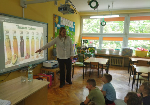 Przedszkolaki przyglądają się z czego robi się tłuszcz roślinny.