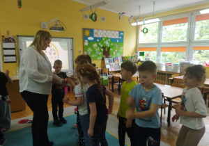 "Biedroneczki" częstują się naklejkami.