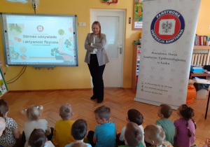 Pani Patrycja stoi przed grupą Krasnoludków i wyjaśnia cel spotkania.