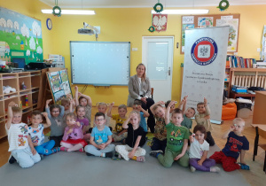 Grupa Krasnoludków pozuje do zdjęcia z Panią Patrycją.