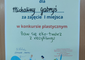 Dyplom dla Michaliny za zajęcie I miejsca w konkursie „Baw się eko- twórz z recyklingu”.