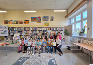 Pamiątkowe zdjęcie pań i dzieci biorących udział w konkursie plastycznym „Baw się i twórz- z recyklingu”.