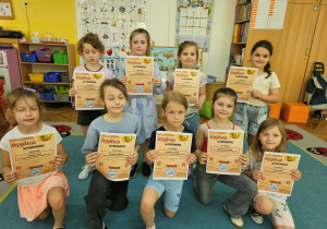 Dziewczynki z koła tanecznego z dyplomami.