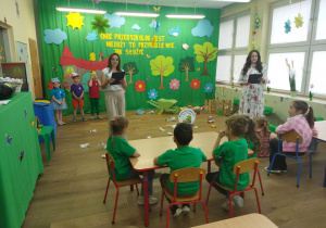 Organizatorki konkursu witają dzieci.