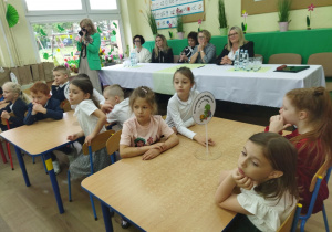 Dzieci oglądają przedstawienie.