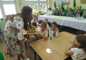 Oliwcia losuje drugie zadanie.